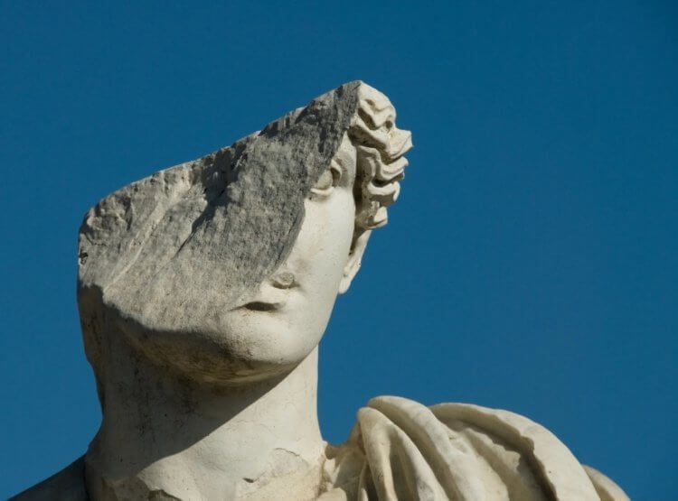 Зачем древнеримские скульпторы лишали свои статуи голов