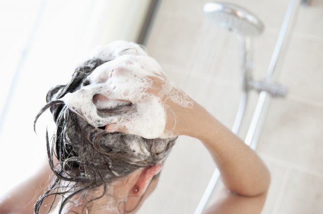 Головомойка. Дерматолог Егорова назвала главные ошибки при мытье волос