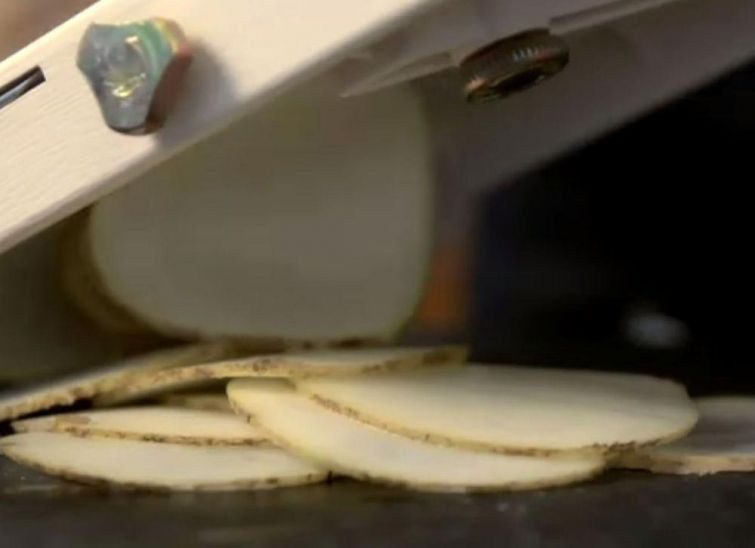 Просто и дёшево: картофельные чипсы в микроволновке