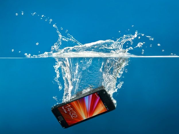 Что делать, если любимый смартфон утонул?