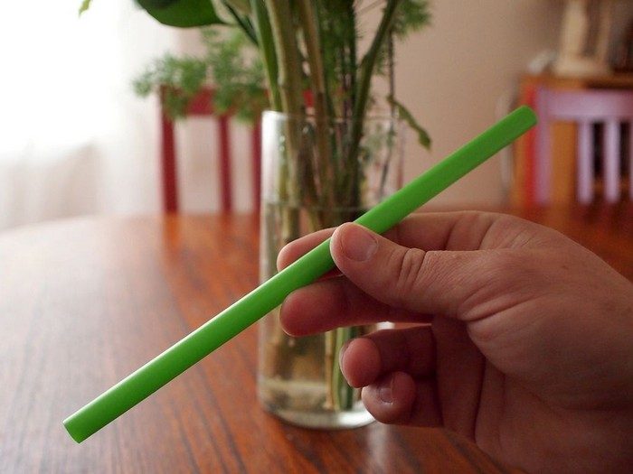 Дешево и просто: как простая пластиковая трубочка помогает в быту
