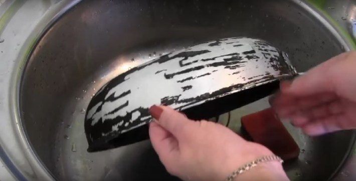 Как спасти сковородки от нагара и жира