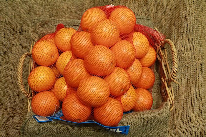 Почему апельсины продаются в красной сетке