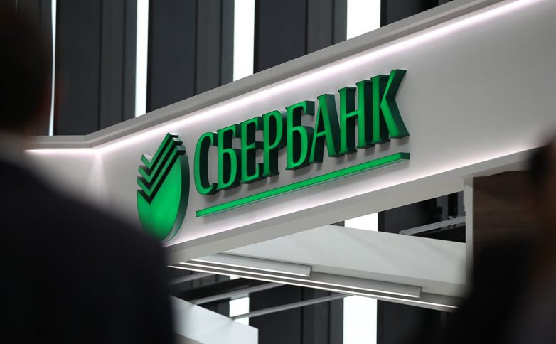 Сбербанк начал массово блокировать карты россиян