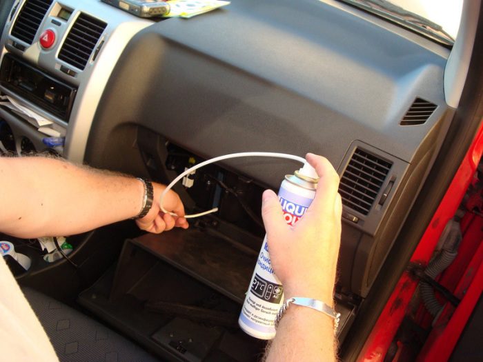 Как самостоятельно почистить кондиционер в машине
