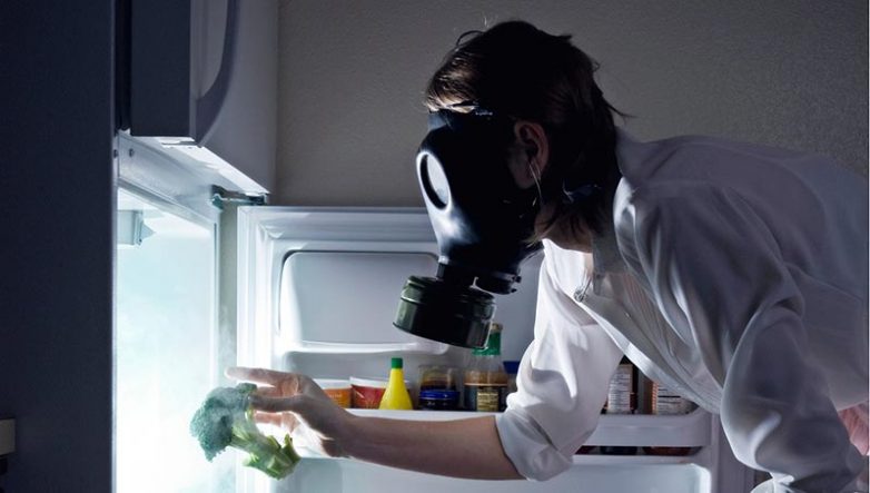 Как избавиться от мерзкого запаха в холодильнике
