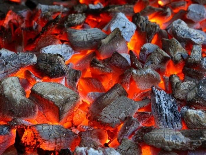 Очень простой метод розжига углей в мангале