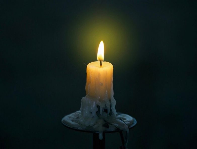 Пока горит свеча: бюджетное средство от физических и душевных скорбей
