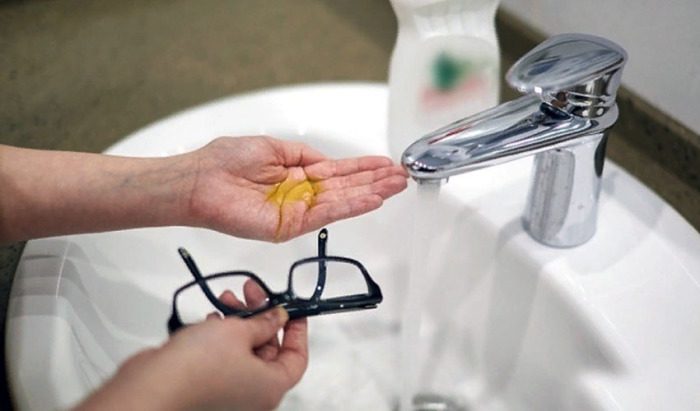 Как легко очистить стёкла очков без салфетки