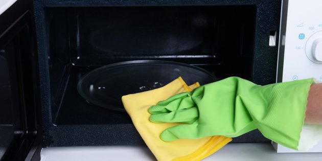 6 ловких способов отчистить микроволновку
