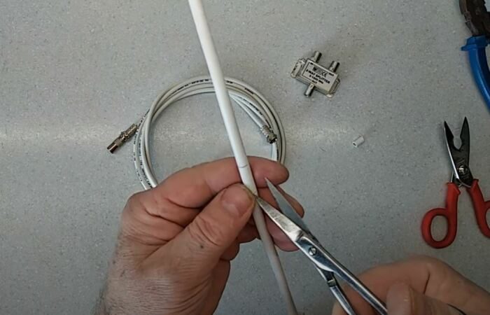 Как сделать своими руками ТВ-антенну из обычного сплиттера и кабеля