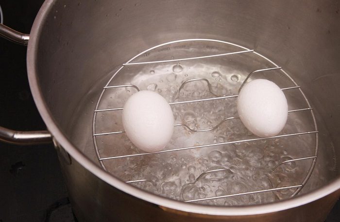 Чтобы желток не растекался, а скорлупа чистилась: умная инструкция по варке яиц