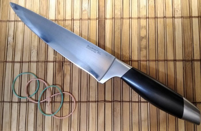Классный японский лайфхак с ножом и резинкой, который упростит нарезку овощей и фруктов