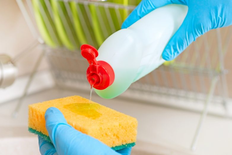 20 альтернативных способов использования обычной жидкости для мытья посуды