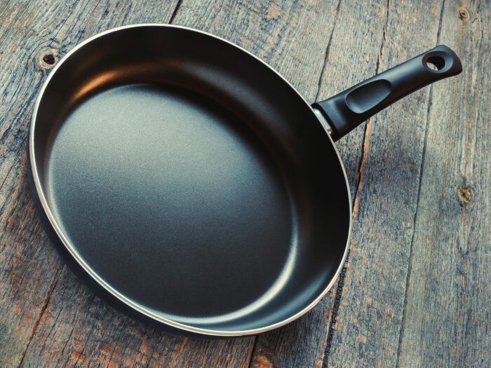 7 полезных советов, благодаря которым старая сковорода будет сиять, как на прилавке!