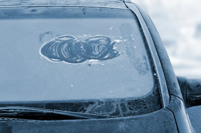 Что сделать перед парковкой автомобиля на ночь, чтобы с утра на стёклах не образовался лёд?