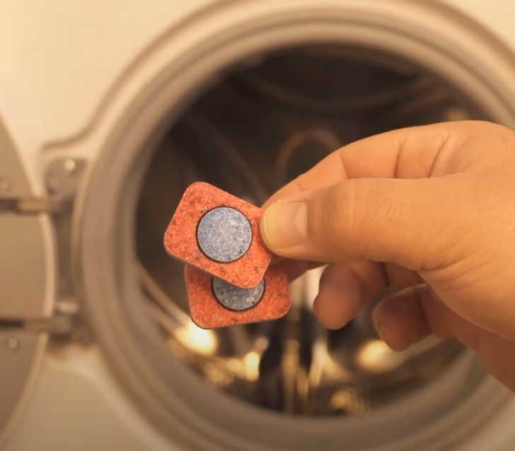 Почистить стиральную машину таблетками для посудомоечной машины. Нарост на уплотнительной резинке стиральной машинки.
