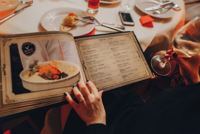 8 уловок официантов, которые вынуждают гостей платить больше