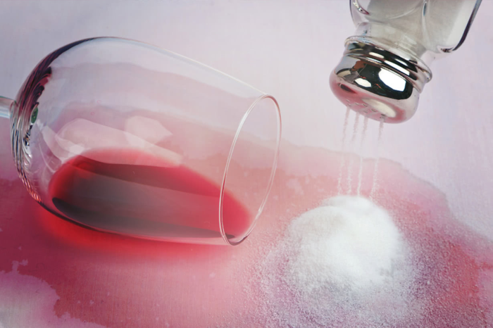 Убойный микс: зачем добавлять соль в порошок во время стирки?
