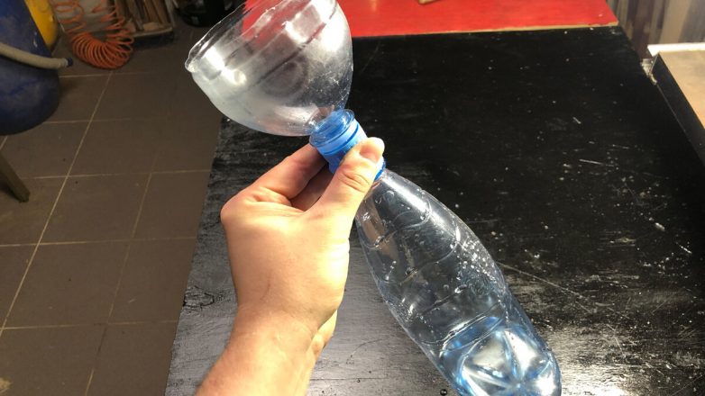 Простейшая самоделка из пластиковых бутылок, которая точно пригодится в хозяйстве