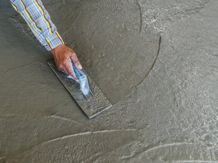 Как предотвратить появление сколов и трещин на верхнем слое бетона