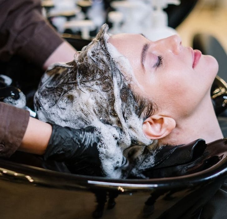 9 правил, которые помогут продлить чистоту и объём волос