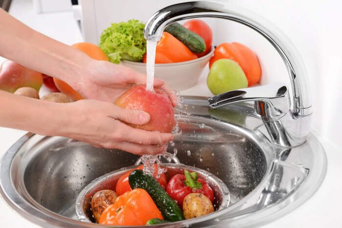 Мыть или не мыть: какие продукты мыть перед употреблением нужно, а какие — вредно?