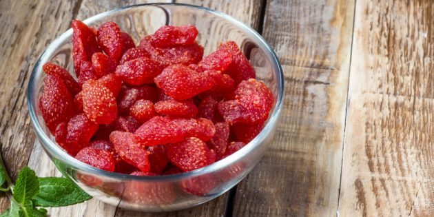 5 бомбических лайфхаков с клубникой, которые позволят наслаждаться вкусными ягодами круглый год