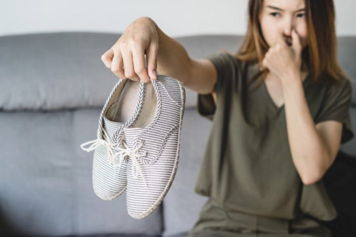 Копеечный способ устранить неприятный запах обуви