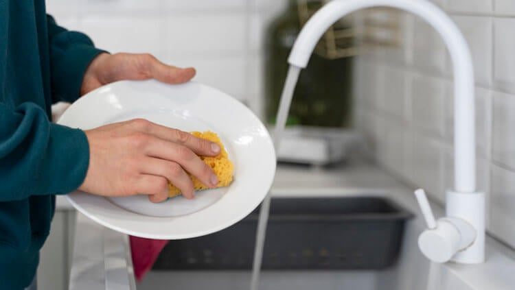 Опасные болезни, которыми можно заразиться через обычную посуду