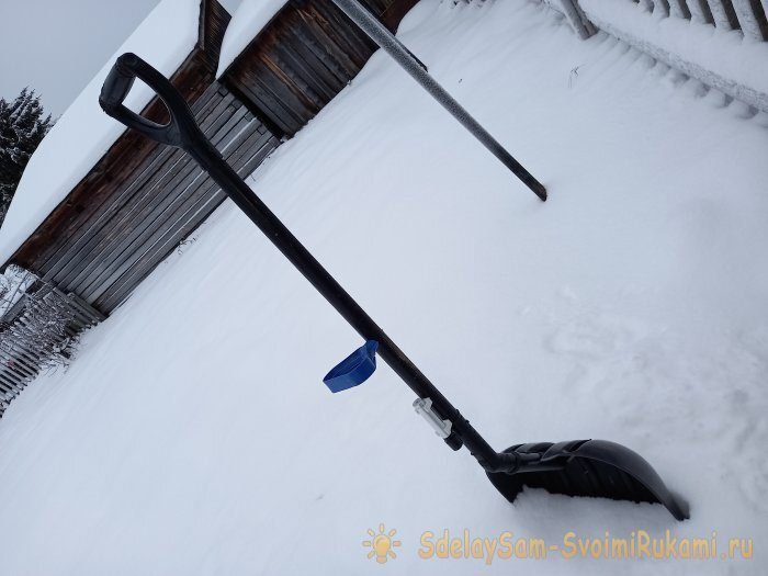 Как оборудовать снеговую лопату фонариком