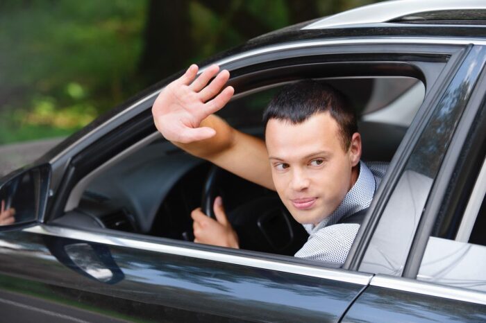 Неофициальные автомобильные жесты, знание которых может пригодиться в дороге