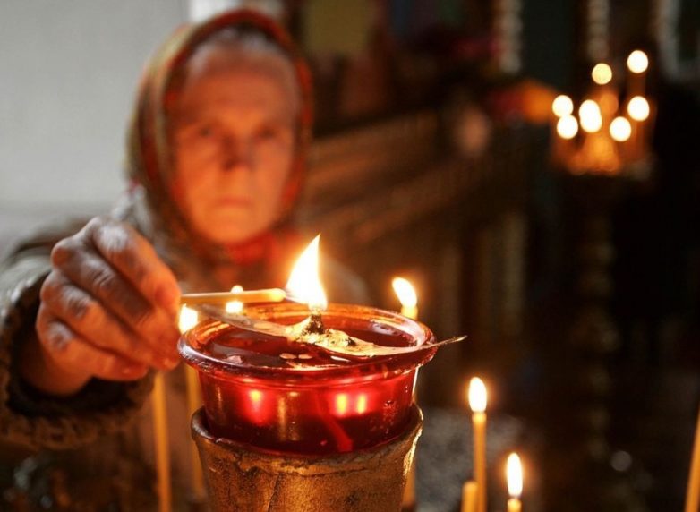 Почему в церкви нельзя поджигать свою свечу от рядом стоящей?