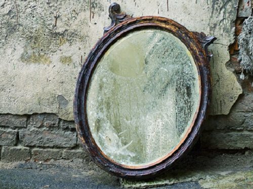 В каких случаях нужно выбрасывать зеркала из дома и как правильно это делать?
