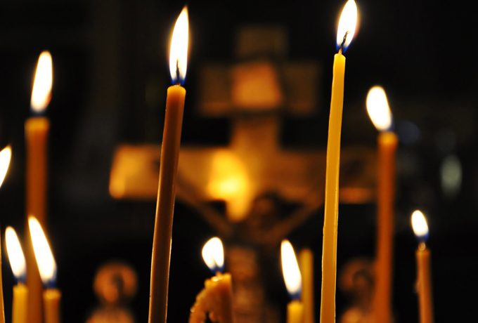 Что нужно делать, если упала или погасла свеча в церкви?