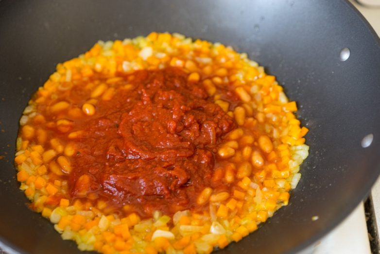 Паста с фасолью и томатным соусом