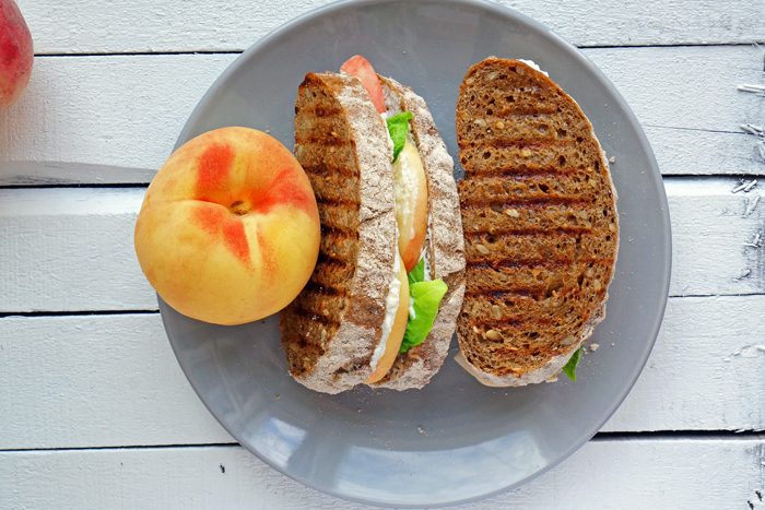 Сендвичи с персиками и рикоттой на гриле