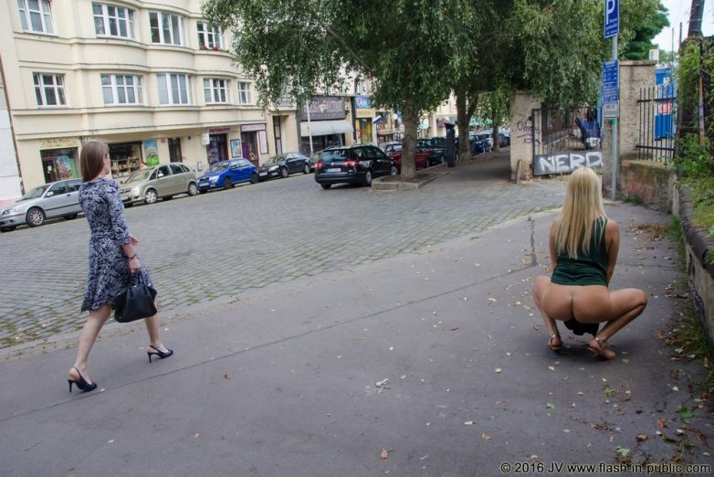 Девушка хулиганит на городских улицах