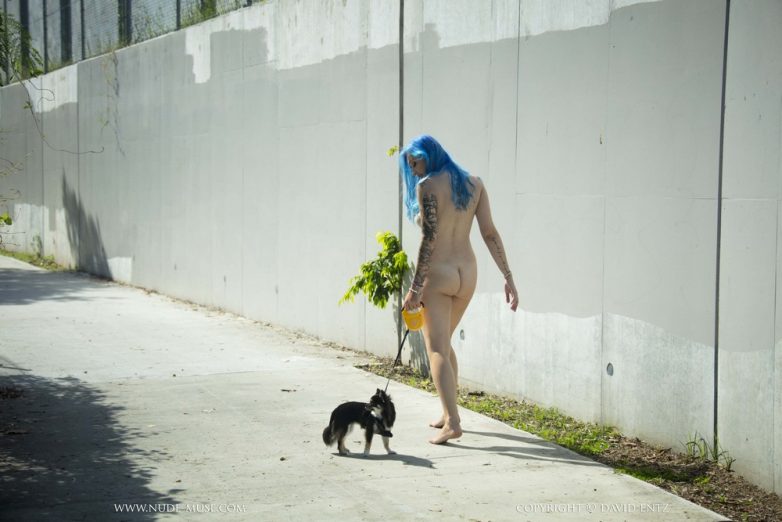 Необычная девушка выгуливает собачку... без одежды!