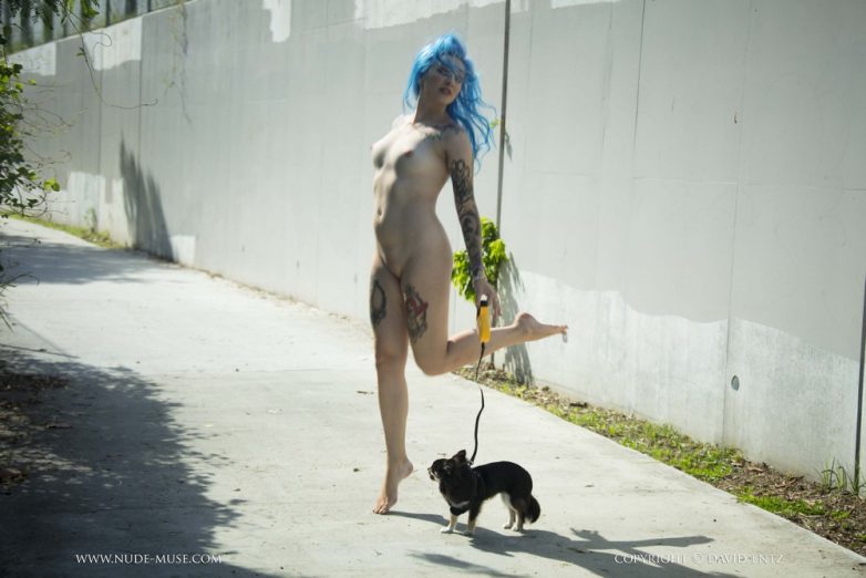 Необычная девушка выгуливает собачку... без одежды!