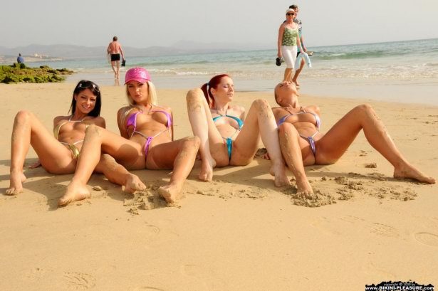 Красивые нудистки на пляже