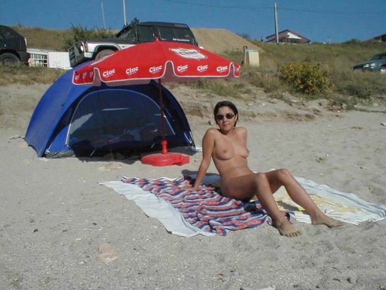Нудисты отдыхают на пляже