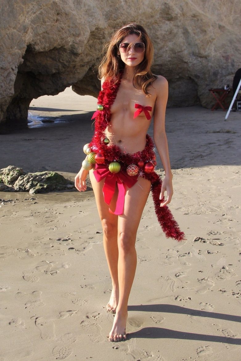 Девушка-ёлка на пляже в Малибу