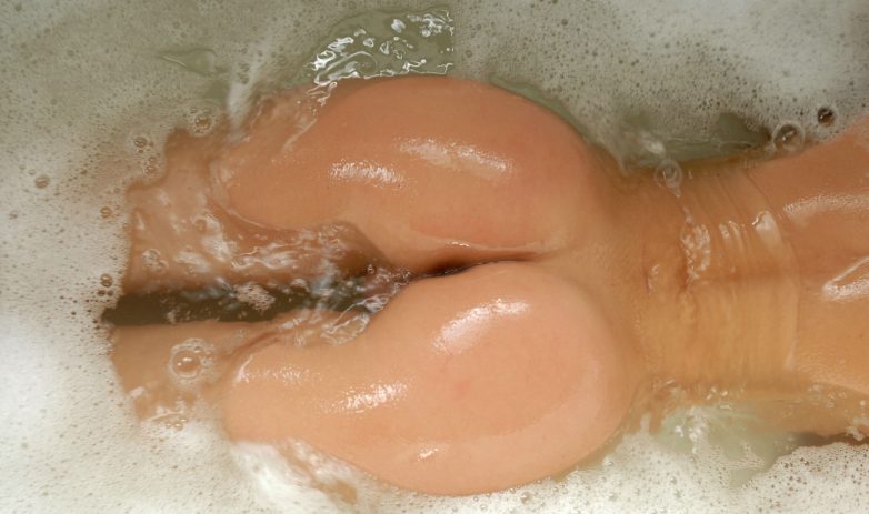 Очаровательная блондинка принимает горячую ванну