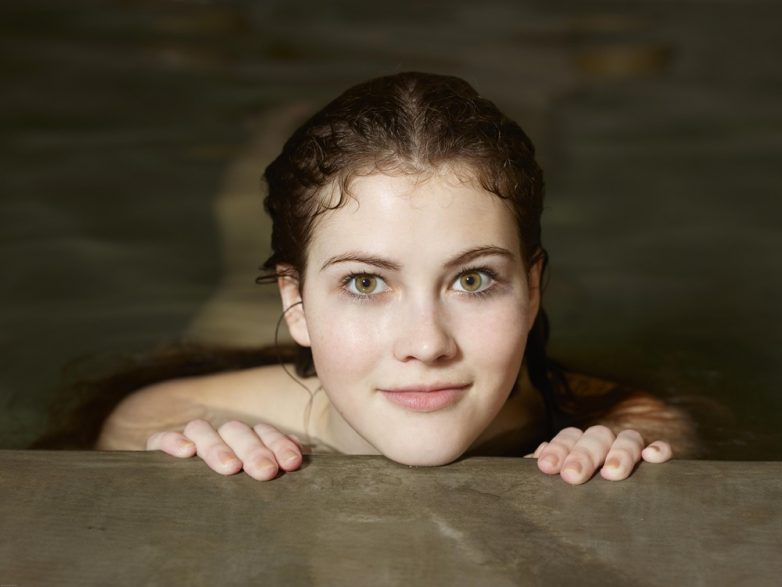 Голая Heidi в бассейне