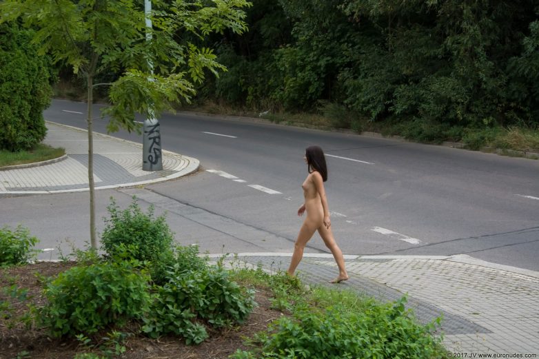 Alina гуляет голышом
