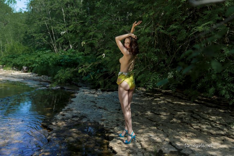 Богиня Диана плещется в реке