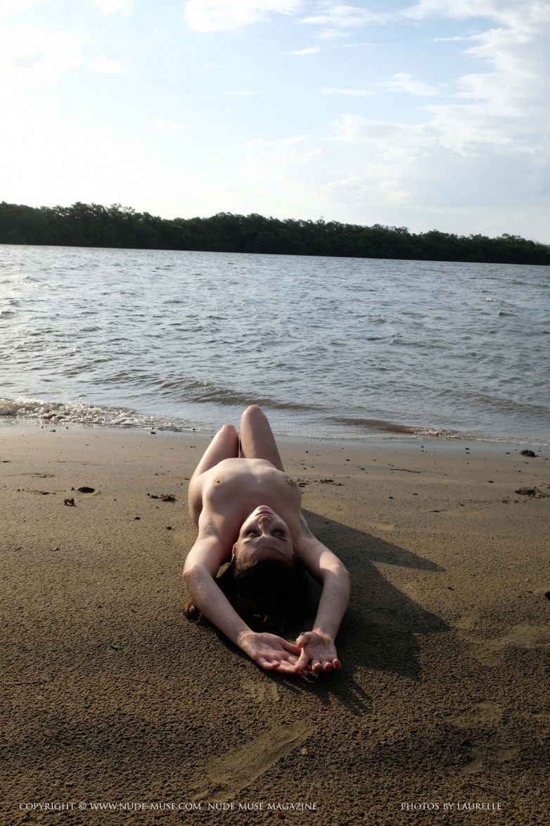 Красавица в теле позирует обнажённая на берегу и в воде