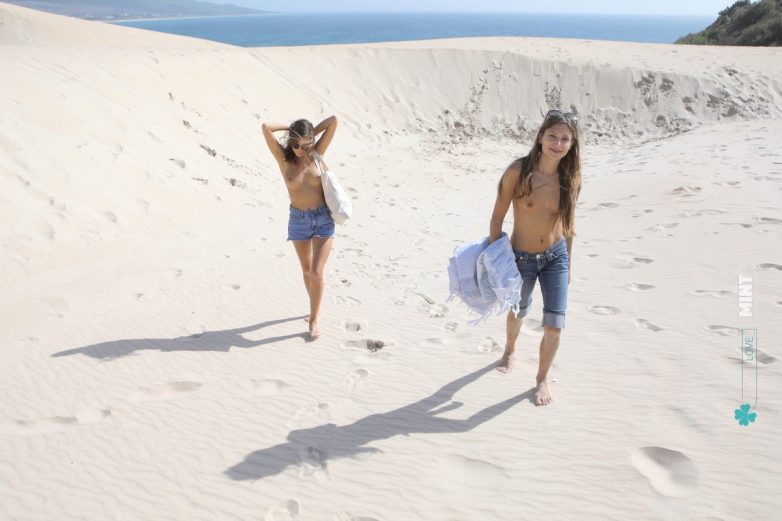 Две близкие подружки веселятся на песочке