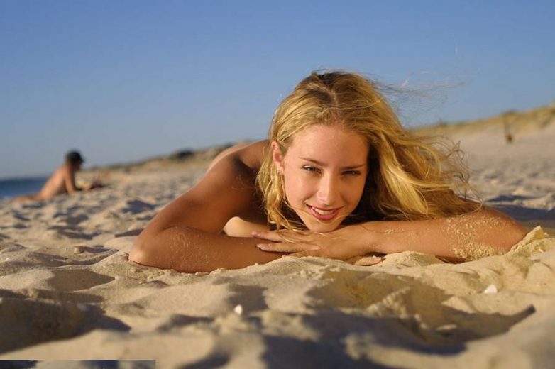 Мокрая девочка сохнет на пляже